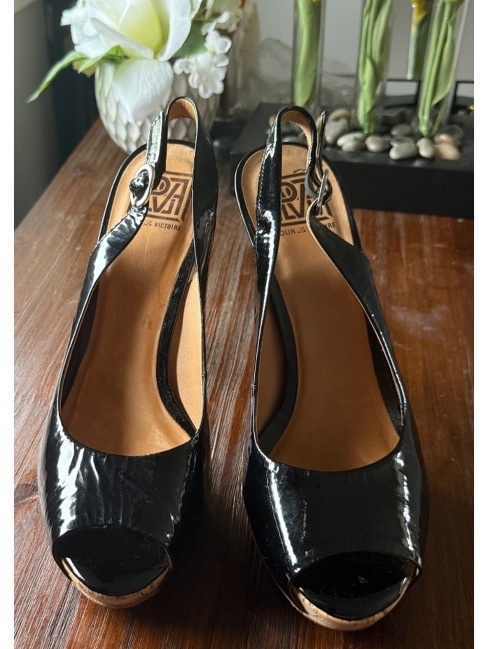 Pour Victore patent leather cork heel